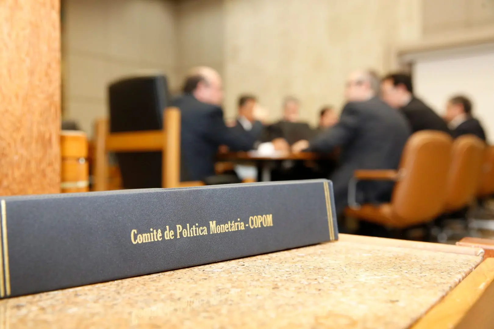 SELIC VAI SUBIR? Copom sinaliza nova alta de juros para controlar a inflação