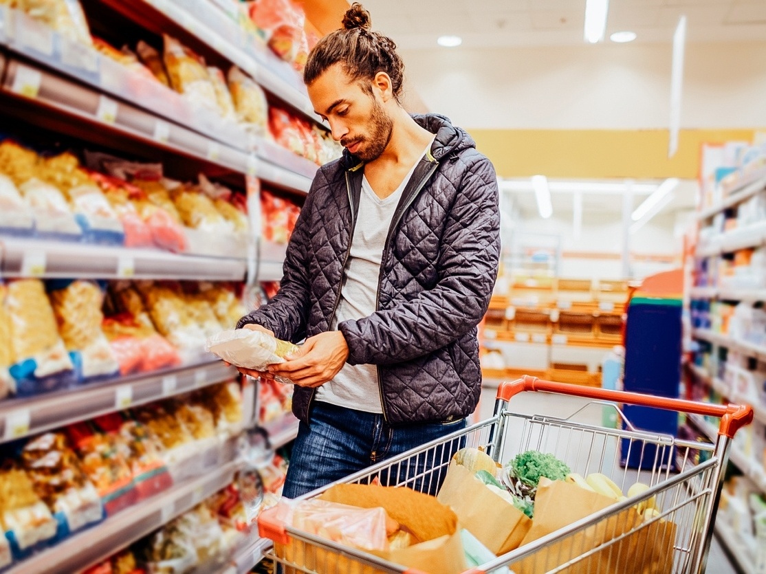 Alta nos preços faz produtos sumirem dos carrinhos dos brasileiros