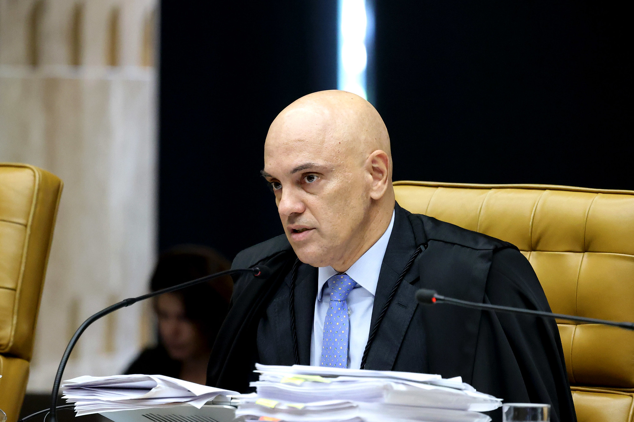 X retorna ao Brasil com chuva de protestos a Alexandre de Moraes