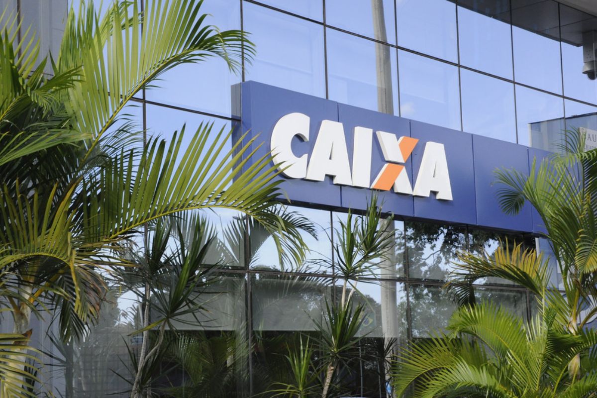 Brasileiros comemoram novo financiamento da Caixa para casa própria