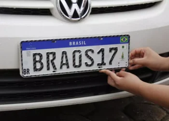 Motoristas de todo Brasil vão precisar trocar a placa dos seus veículos em breve; entenda