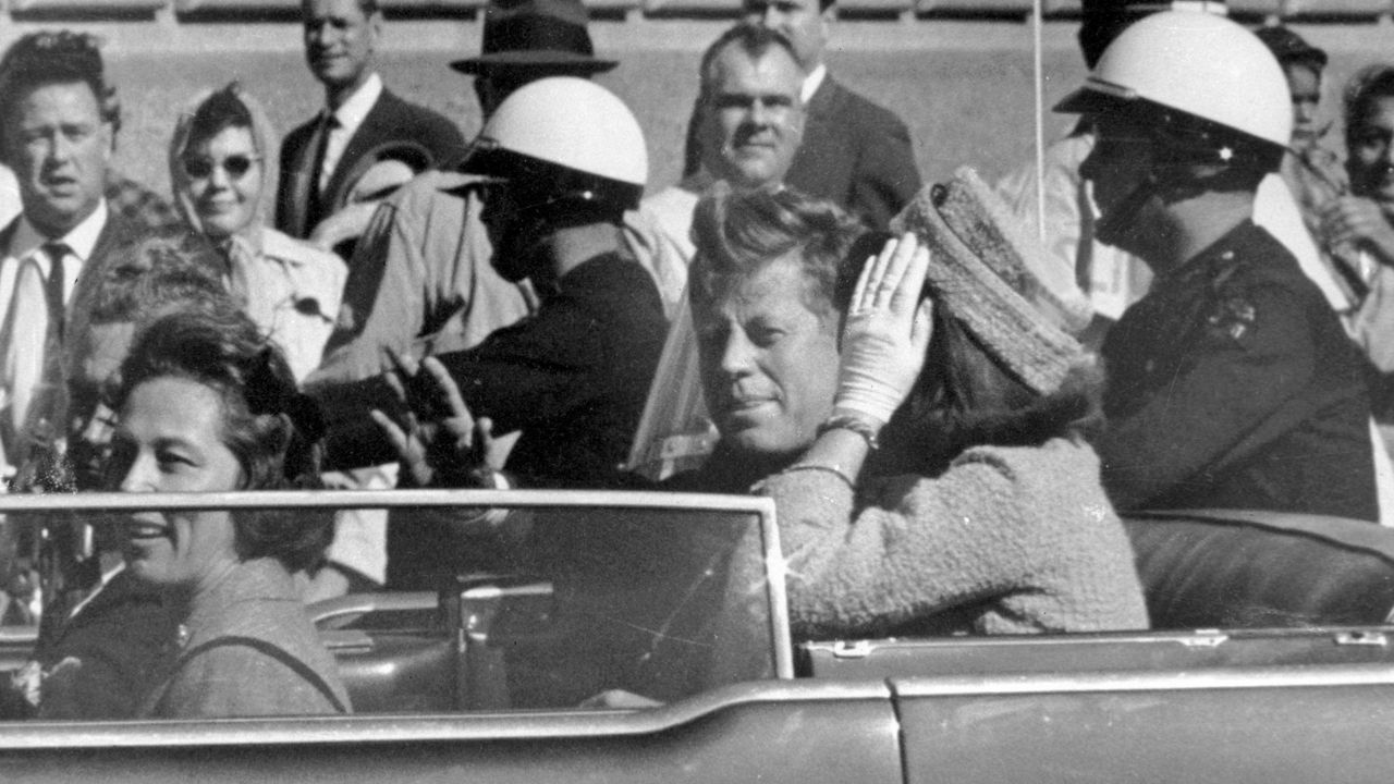 Quem matou Kennedy? Teorias da conspiração ressurgem após Trump emitir novo decreto