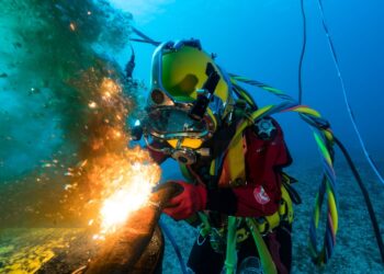 Quanto ganha um soldador subaquático? Veja os riscos da profissão