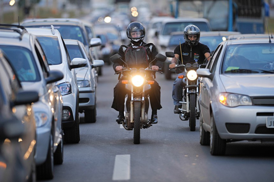 Motociclistas serão multados por andarem em São Paulo? Veja as regras