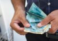 Consulte seu abono salarial 2025 na Caixa e no BB por este link; veja os valores