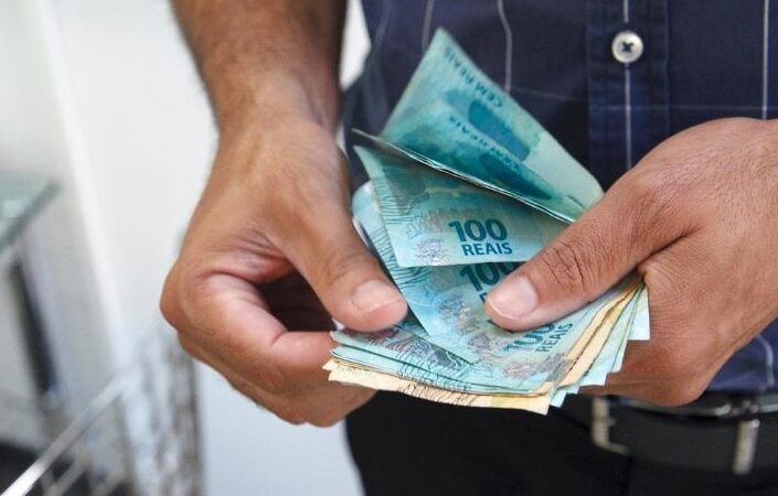 Consulte seu abono salarial 2025 na Caixa e no BB por este link; veja os valores